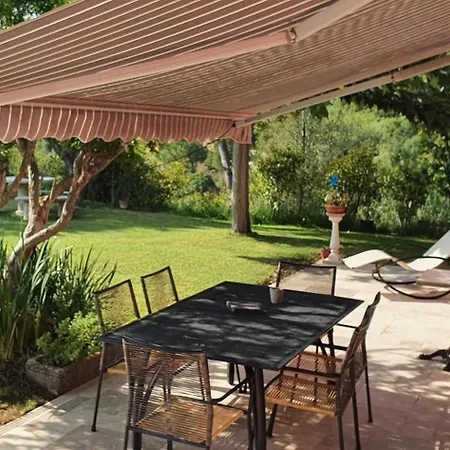 Mas Provencal Dans Son Ecrin De Verdure *