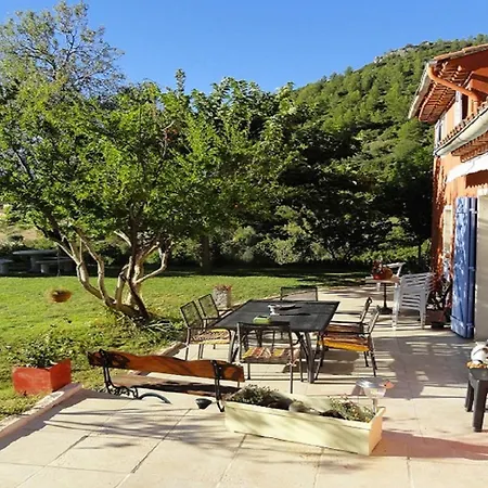 Mas Provencal Dans Son Ecrin De Verdure *